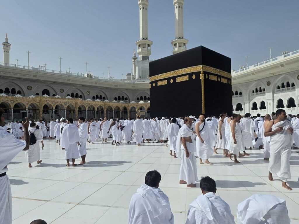 الكعبة المشرفة في موسم هادئ قليل الزحام