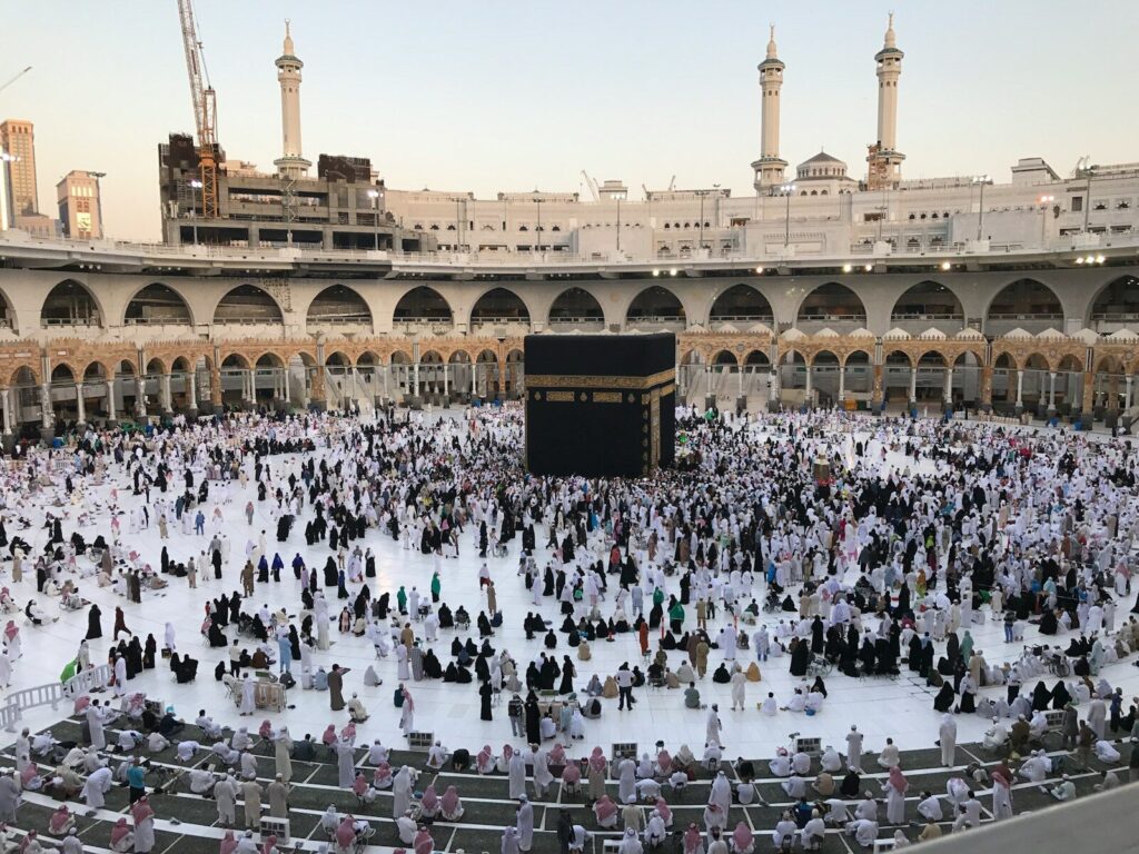 معتمر في أول عمرة أمام الكعبة المشرفة