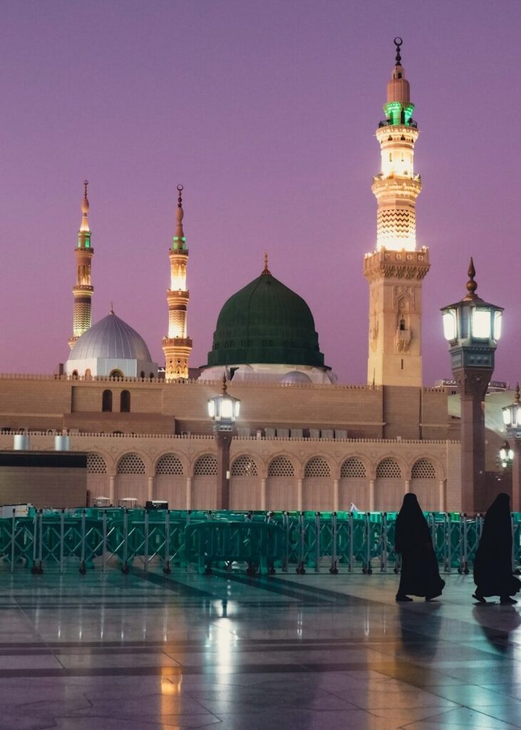 المسجد النبوي وساحاته ليلًا من فنادق المدينة القريبة