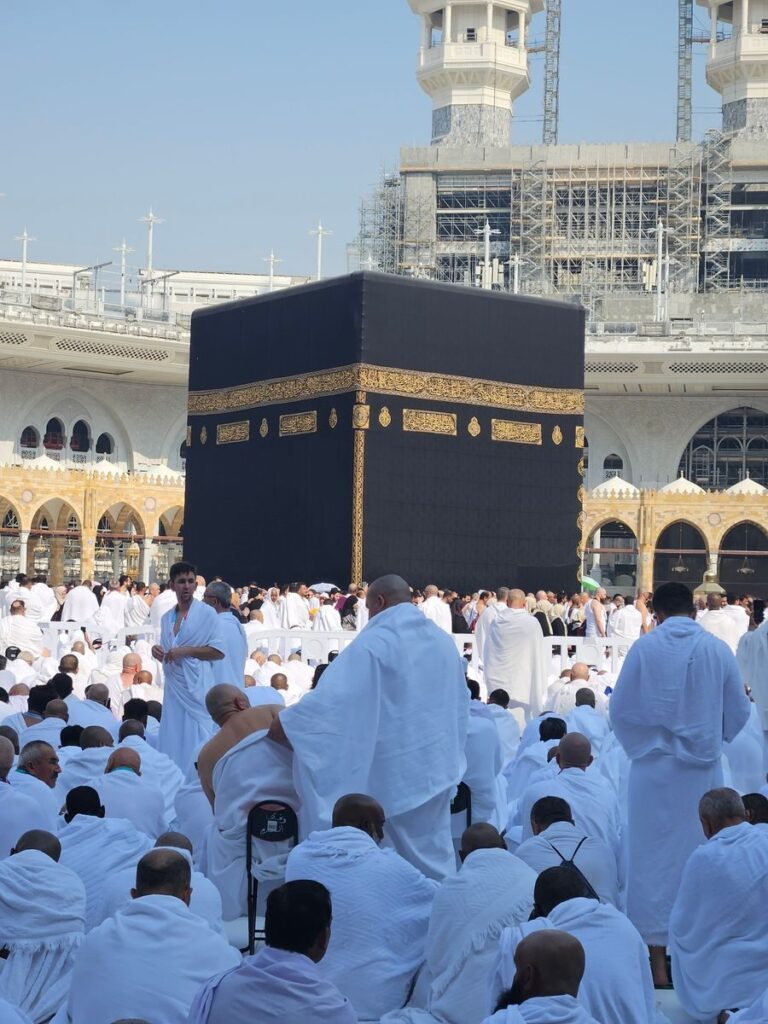حجّاج حول الكعبة في المسجد الحرام خلال موسم الحج