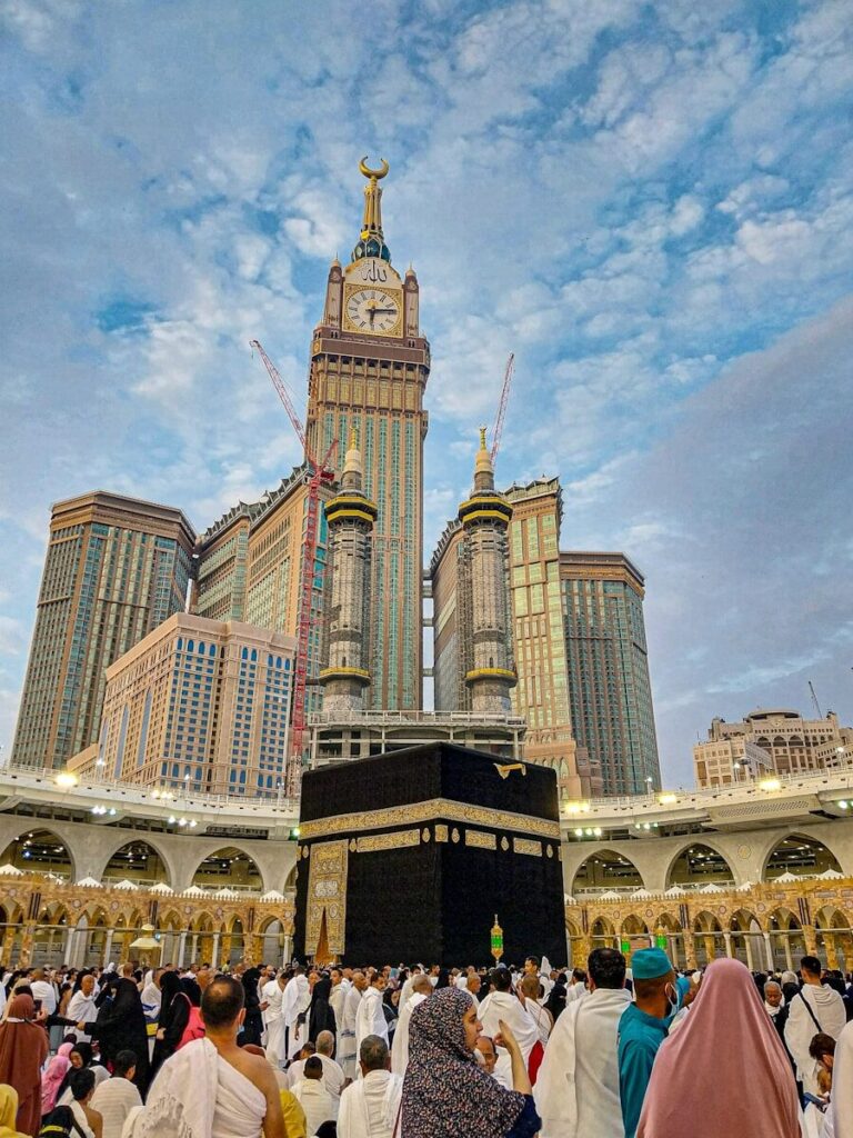 حجّاج من الغرب يؤدّون مناسك الحج في مكة
