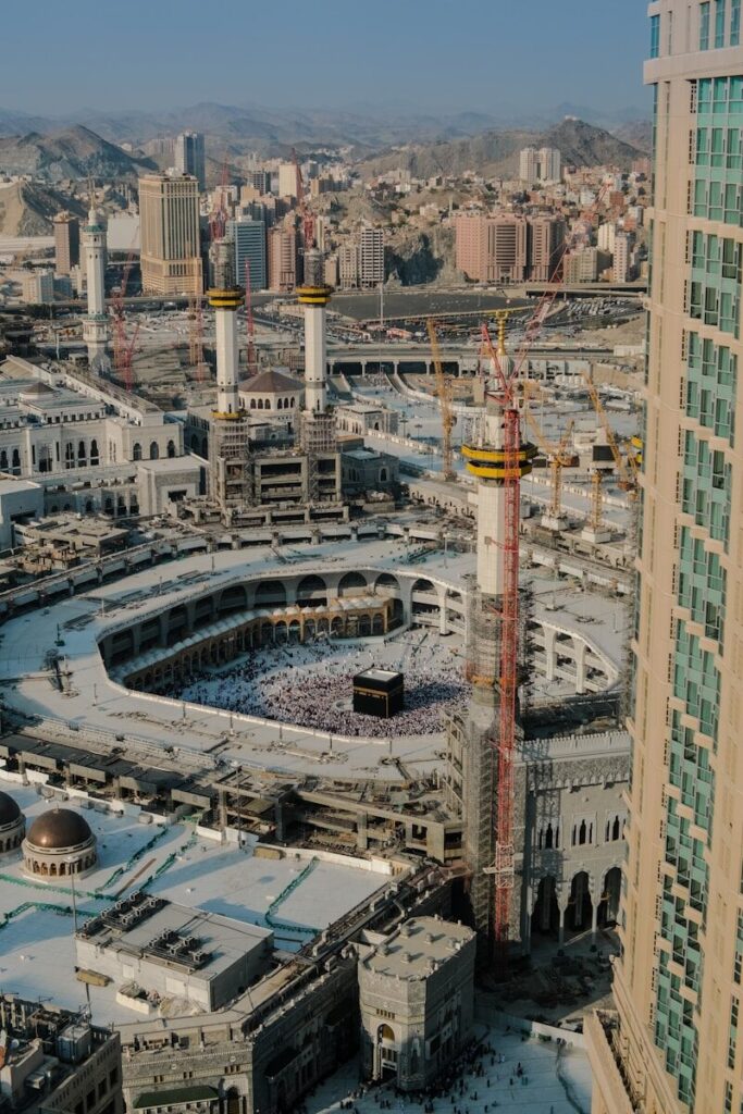المسجد الحرام في مكة من الأعلى — دليل نظام الحج والتسجيل فيه