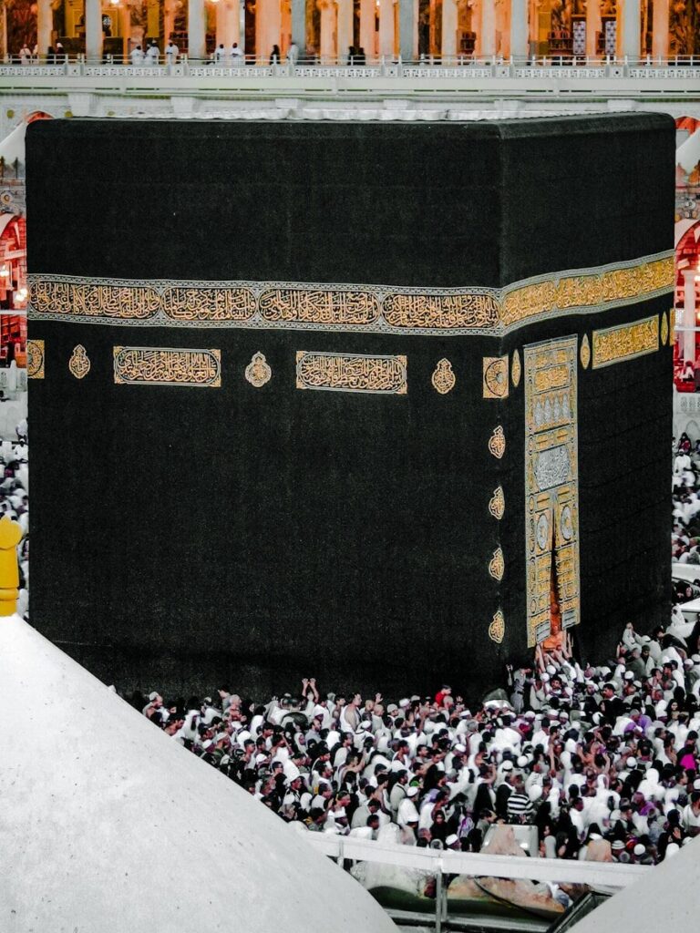 حجّاج بالإحرام حول الكعبة — دليل الحج من دول الخليج